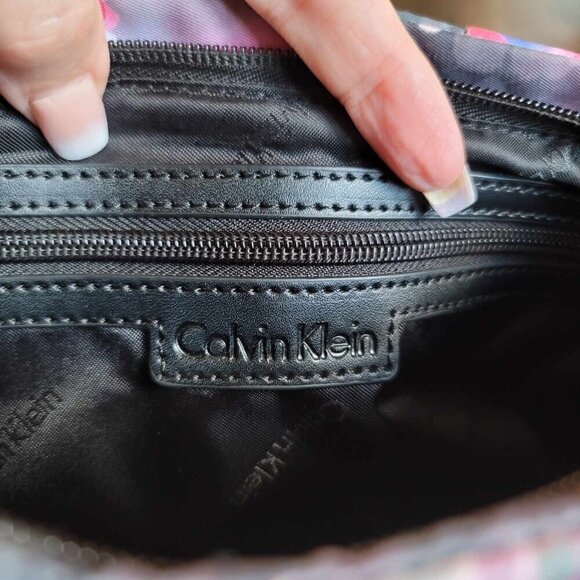 Calvin Klein florence printed nylon shoulder bag. Like new condition. - Picture 9 of 12
